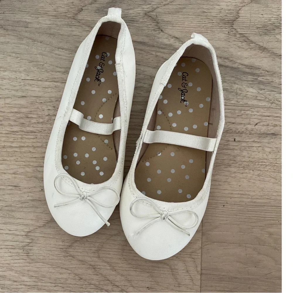 Cat and jack Mary Jane Girls' White Ballet Flats size 9